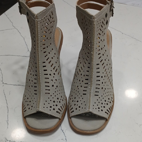 Women's Gray Perforated Heeled Sandals By True Craft, New Without Tags Or Box, - Picture 3 of 6